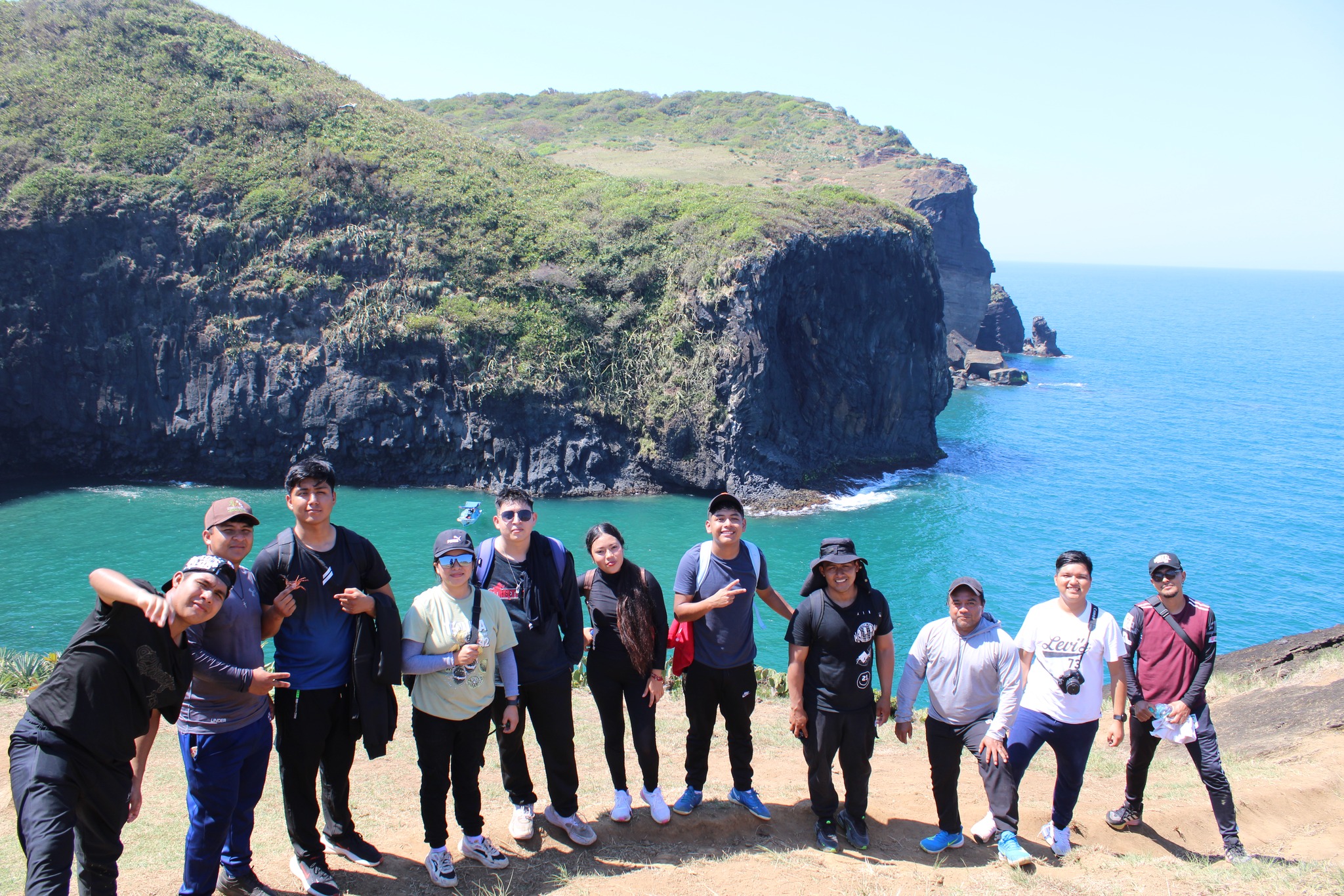 Excursión y campamento en los imponentes acantilados y la zona montañosa de la Reserva de la Biosfera Los Tuxtlas.